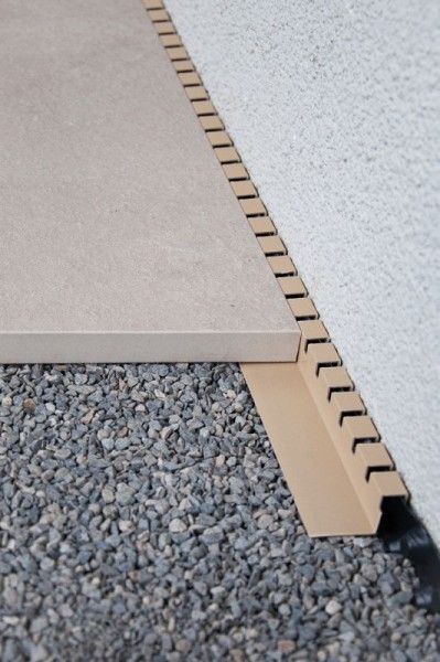 Ferax disto® Distanzprofil für Fassadenanschluss